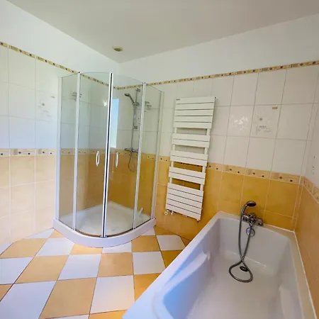 Nyaraló Paisible Avec Piscine Bercloux