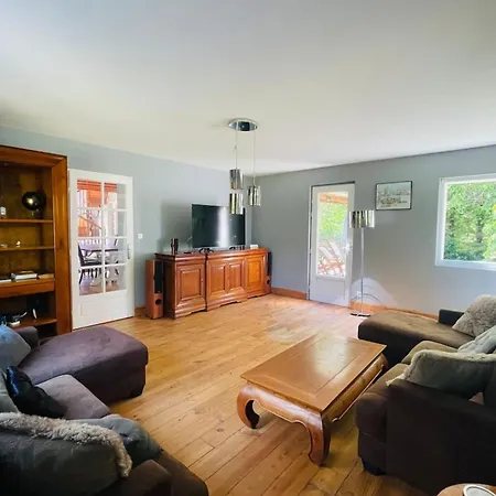 Vakantiehuis Paisible Avec Piscine *