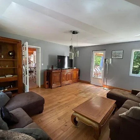 Дом отдыха Paisible Avec Piscine Bercloux