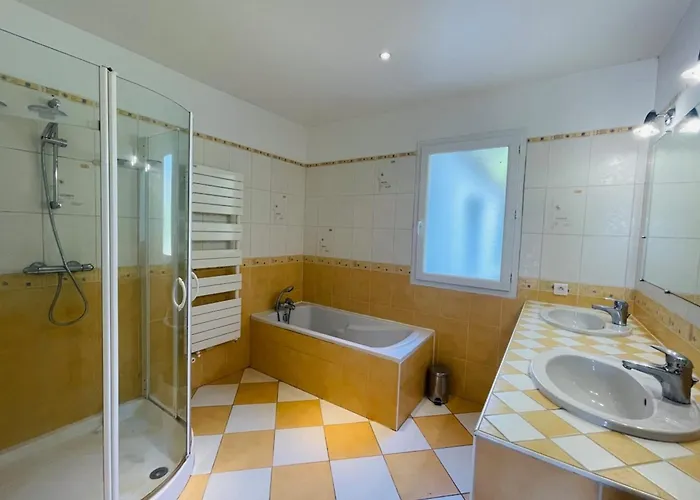 Paisible Avec Piscine بيت للعطل Bercloux