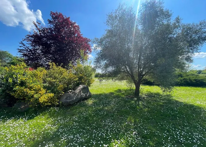 Paisible Avec Piscine بيت للعطل Bercloux