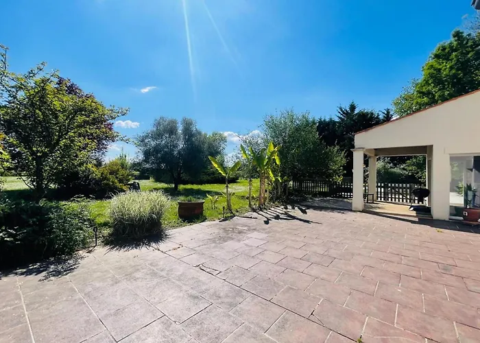 Paisible Avec Piscine بيت للعطل Bercloux