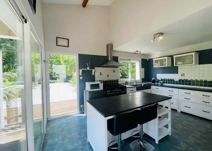 Paisible Avec Piscine بيت للعطل Bercloux