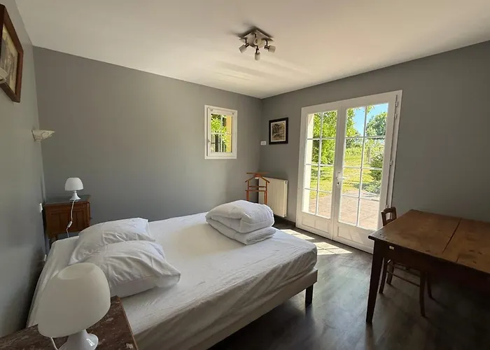 بيت للعطل Paisible Avec Piscine Bercloux