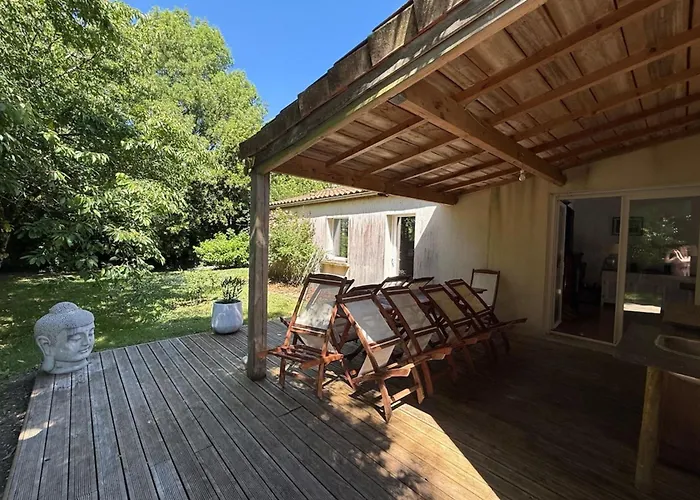 Paisible Avec Piscine بيت للعطل Bercloux