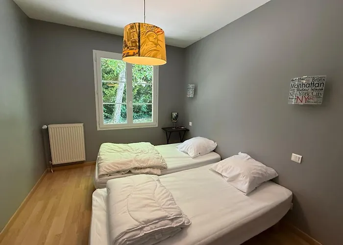 Paisible Avec Piscine بيت للعطل Bercloux